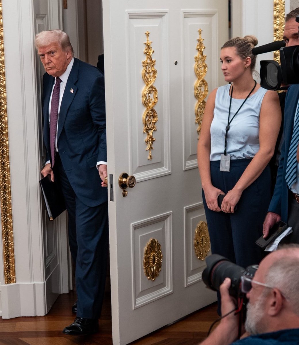 В ответ на передачу России оккупированных украинских территорий, Путин пообещал Трампу 2 километра позолоченной лепнины из запасников Эрмитажа.