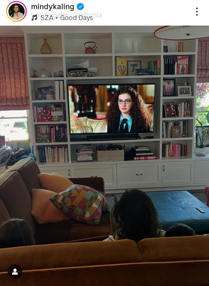 KayRoss96's tweet image. I see #TogetherCookbook on @mindykaling&apos;s shelf