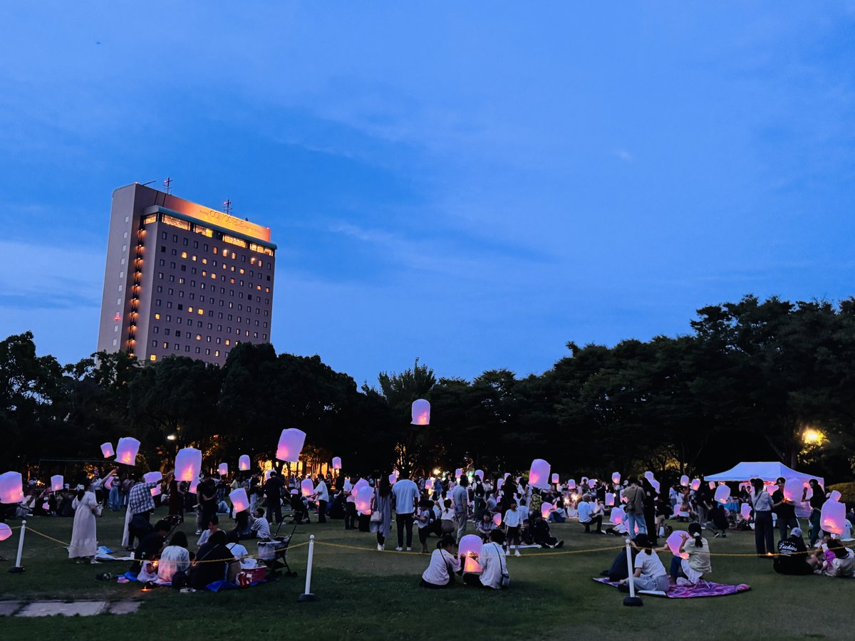 浜松城にお散歩に来てみたら…
なんとランタン飛ばしイベントが始まるところでした〜✨

空にふわ〜っと舞い上がるランタン…絶対きれいだろうなぁ🥰

なんだか童話の世界に迷い込んだ気分です📕

#浜松市
#イマソラ