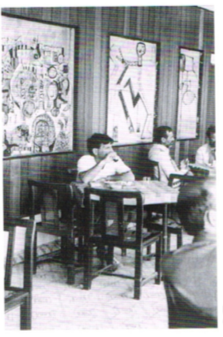 Инаку Галерија 7 или Скопското Кабаре Волтер е создадено така што сопственикот Адил Карахасан и сликарот Мустафа Асим, дошле до идеја просторот да биде и чајџилница и галерија.
Ја отвориле со изложба на графики на Мустафа во 1984 год.
Именувана е по седумте простори за изложување