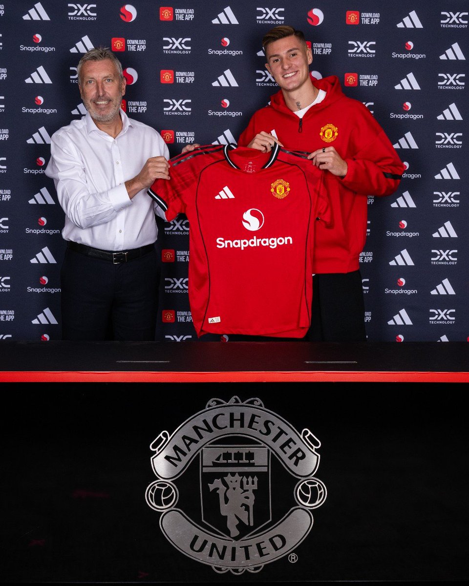ManUtd_AR's tweet photo. مانشستر يونايتد… ولا شيء غيره 😉 https://t.co/i4xBF4357n