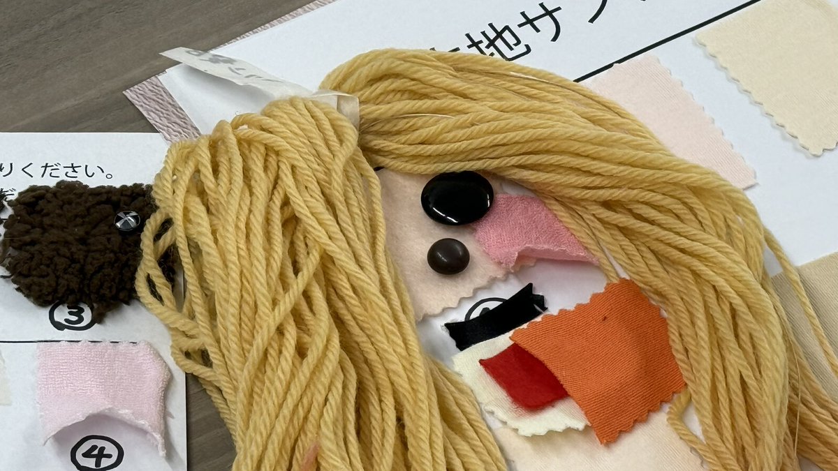 着せ恋18話は今晩放送です。よろしければ是非。
画像は若林さんや山田さんの監修を受ける前の人形デザインラフ
（完成のデザインはパンツ履いてたりアクセサリー増えてたり腕が通るようにマリンの首を太くしたりと調整をいただいてます）と、素材を選んでる最中の様子です。