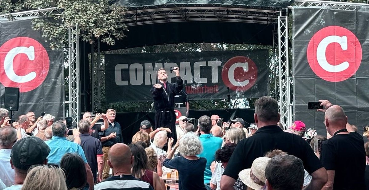 COMPACTMagazin's tweet image. COMPACT-Sommerfest in Stößen: Die Menge tobt beim Stimmungshit „Hausdurchsuchung“, den @BjoernBananeX passend im Bademantel vorträgt. 🎶Sie haben noch keinen #COMPACT Bademantel? Es kann jeden treffen, jetzt bestellen: tinyurl.com/3yjaku4f