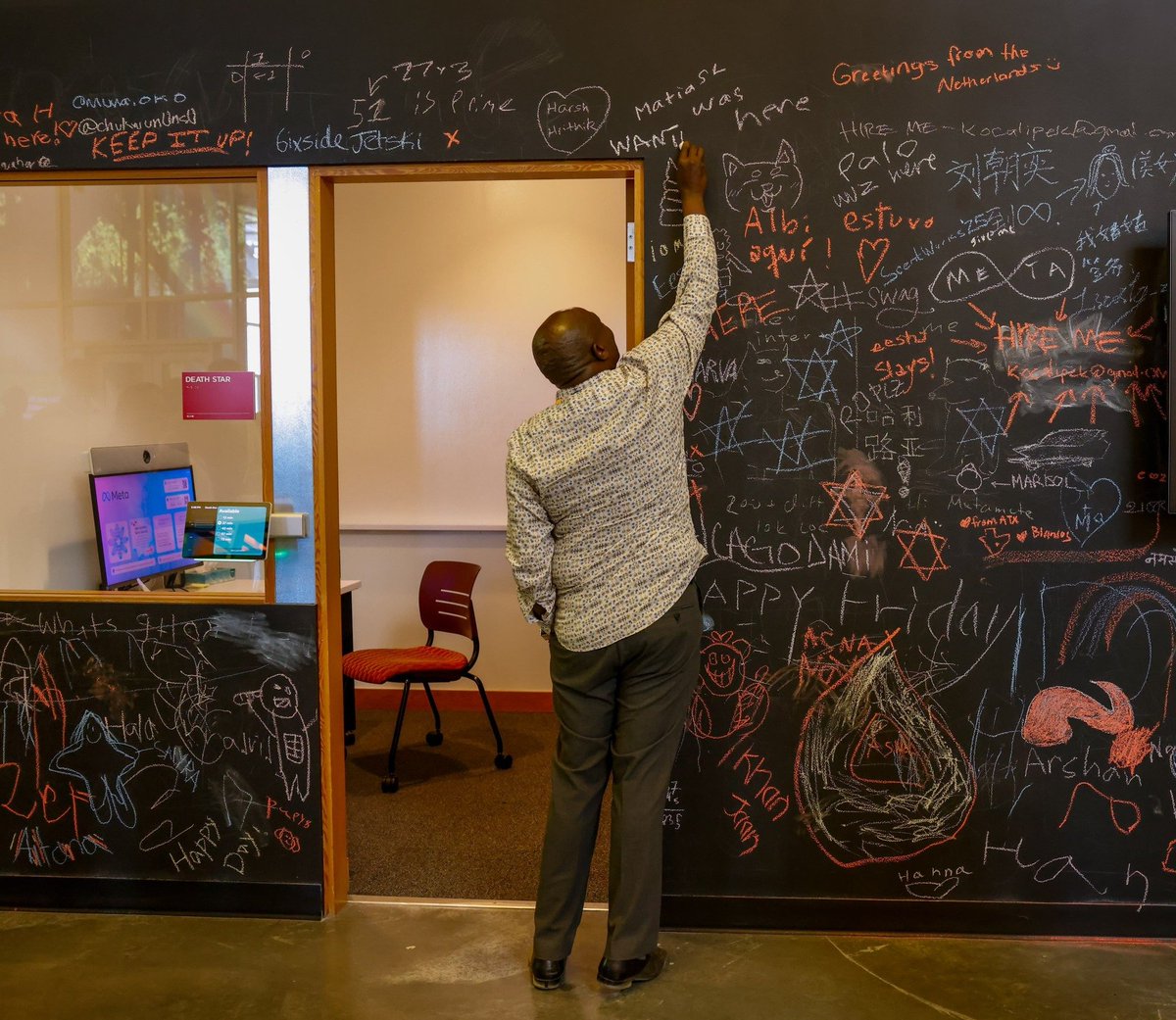 Its time for distraction and it seems his move was to write on Meta's wall.

Gachagua anapenda showtime sana. Always making sure he always gets attention.

He seems to be saying that he doesn't need permission.

Whether its at Silicon Valley or in Nairobi, or with political