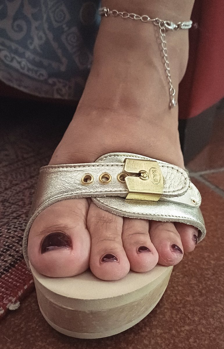 💅😈 Rouge noir: ogni dito è una tentazione, ogni curva un invito.
Immagina le tue labbra che sfiorano queste unghie lucide, la lingua che percorre la pelle calda, l’odore dolce che ti stordisce…
Puoi solo arrenderti.

#FootFetish #RougeNoir #FeetWorship #OnlyFans #SexyFeet