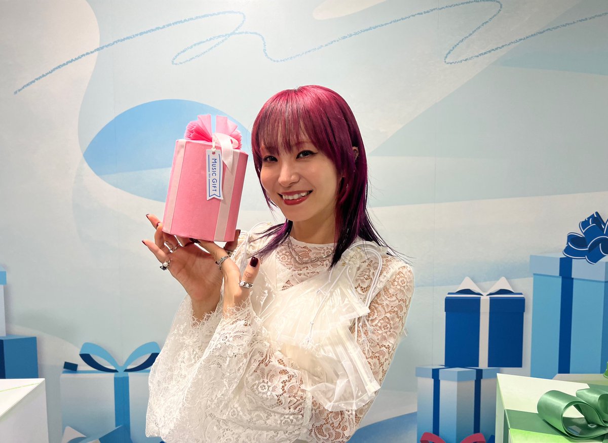 まもなく #NHK_MUSICGIFT 放送開始です🎁📺
私LiSAは22時台に歌います。
一緒に番組を楽しみましょう👁️👁️

#紅蓮華　#残酷な夜に輝け