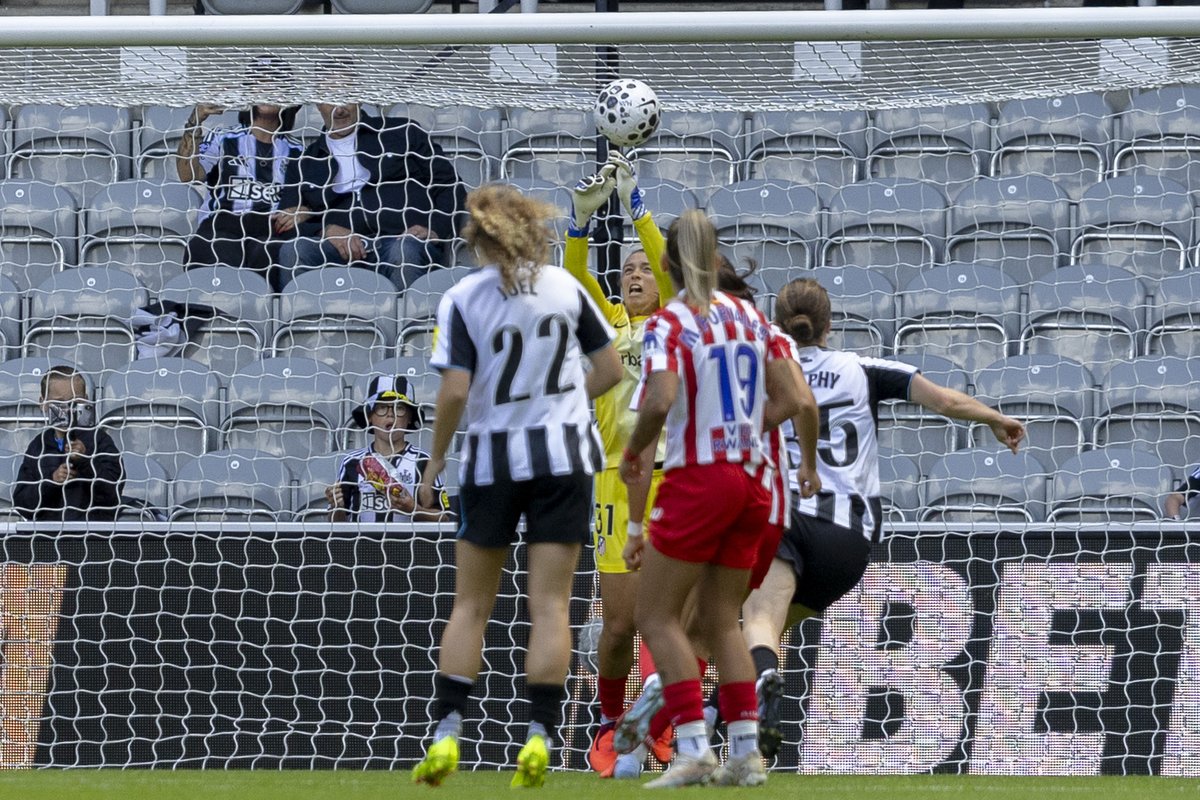 📸 Fotitos de la victoria del Atlético ante el Newcastle en su primer test de la pretemporada, obra de nuestro Chema Díaz. 

♥️Chemita, el fútbol echará de menos a ti y a tu cámara

👀La parada de Silvia Lloris de portera
as.com/futbol/femenin…