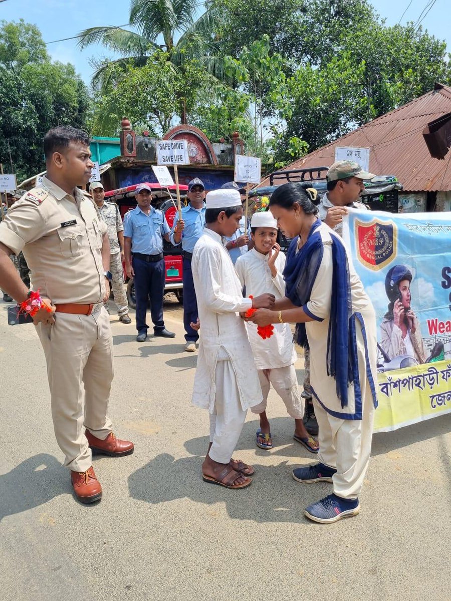 WBPolice's tweet photo. রাজ্যের প্রতিটি জেলা এবং কমিশনারেটে আজ আমরা পালন করলাম রাখী বন্ধন উৎসব। রইল কিছু ছবি। https://t.co/whJdW6kOSb