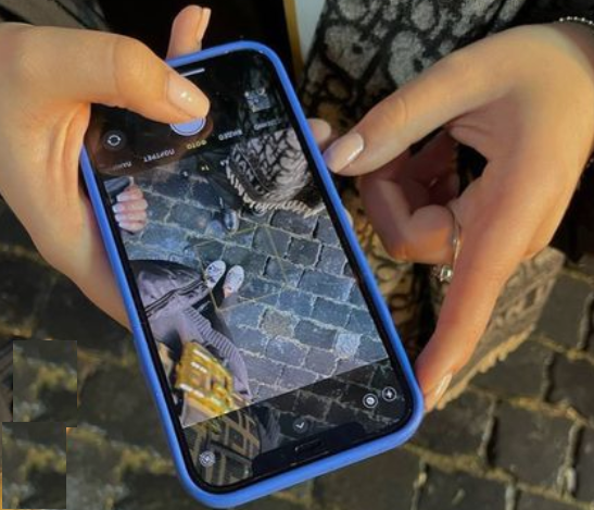 Jest to RT od innej osoby:
"w Ciechocinku 
ZGUBIŁEM niebieski smartfon "MEIZU" - stary, pęknięty, górna część ekranu nie reaguje, ale chodzi o zawartość osobistą: zdjęcia, książkę tel., filmiki. 
Uczciwego znalazcę czeka nagroda. 
+48578419770
Będę też wdzięczny za udostępnienia