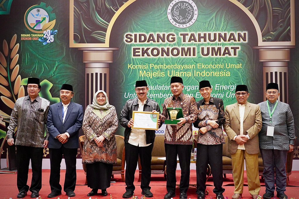 ferryjulianto_'s tweet photo. Hari ini saya menghadiri Sidang Tahunan Ekonomi Umat 2025 dengan tema Kedaulatan Pangan dan Energi untuk Pemberdayaan Ekonomi Umat di Jakarta (9/8). Dalam kesempatan ini, saya bersyukur sekaligus terhormat menerima Penghargaan sebagai Tokoh Perubahan Ekonomi Indonesia. https://t.co/v5q17WyoLJ