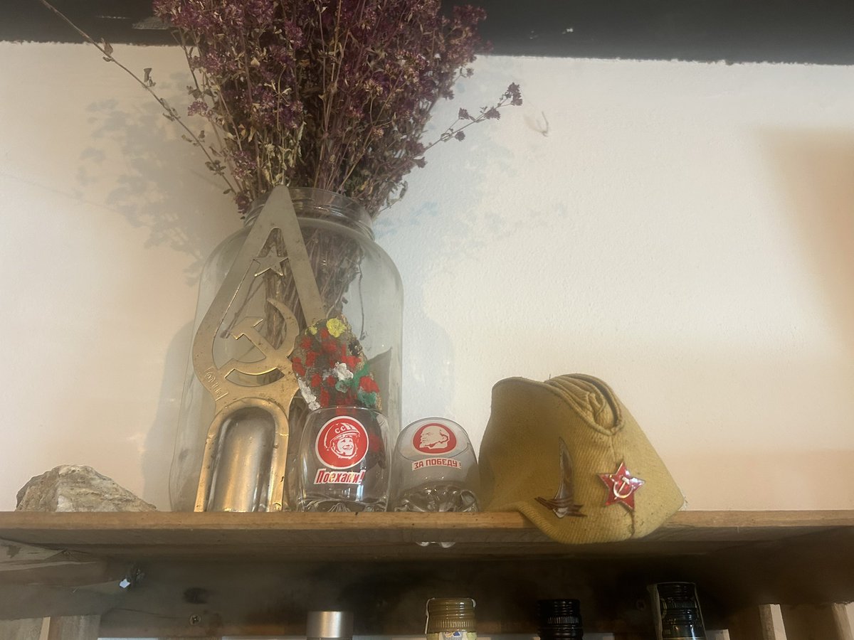 RamonRosssell's tweet image. Senyora al restaurant:
“Eso que teneis ahi es de fascista. Han matado mucha gente”
No m’ho han dit a mi, sinó aquesta nit sortiria al TN.