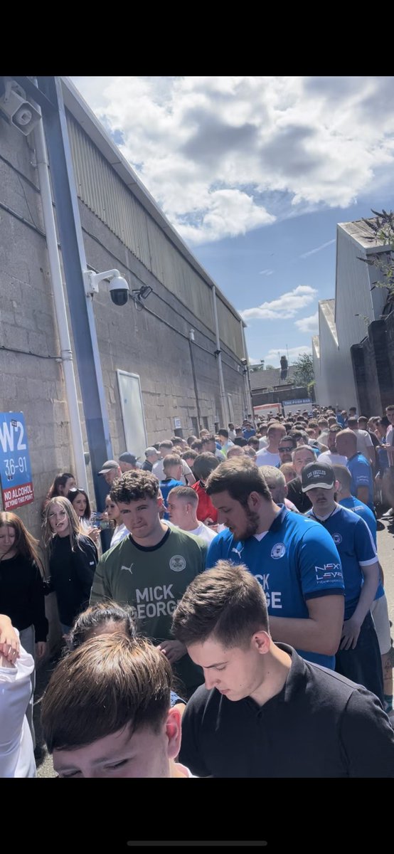 pufcok's tweet photo. Forgetting on field stuff, people couldn’t even spend money if they wanted to in LRE. Nearly full house and 200+ queuing and missing the second half. Canadians didn’t get much right, but that bar at the end would’ve made sense today. @DMAC102 https://t.co/VGlCxVRO0P