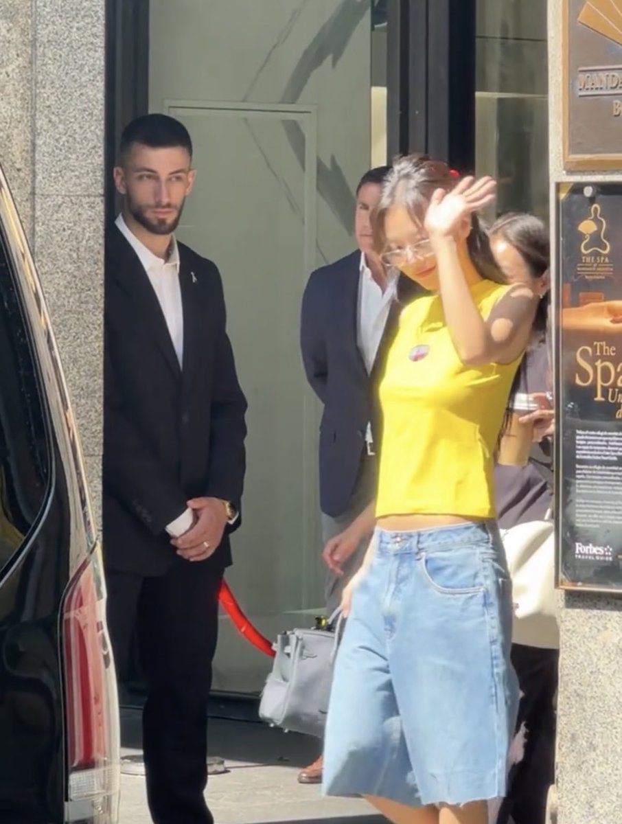 jennienity's tweet photo. Is the sun bothering you my queen? https://t.co/Zvw3TKwJpC