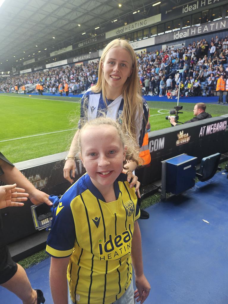 Millie's day made. Thanks <a href="/hannahhampton_/">Hannah Hampton</a> 💙🤍 <a href="/WBA/">West Bromwich Albion</a>