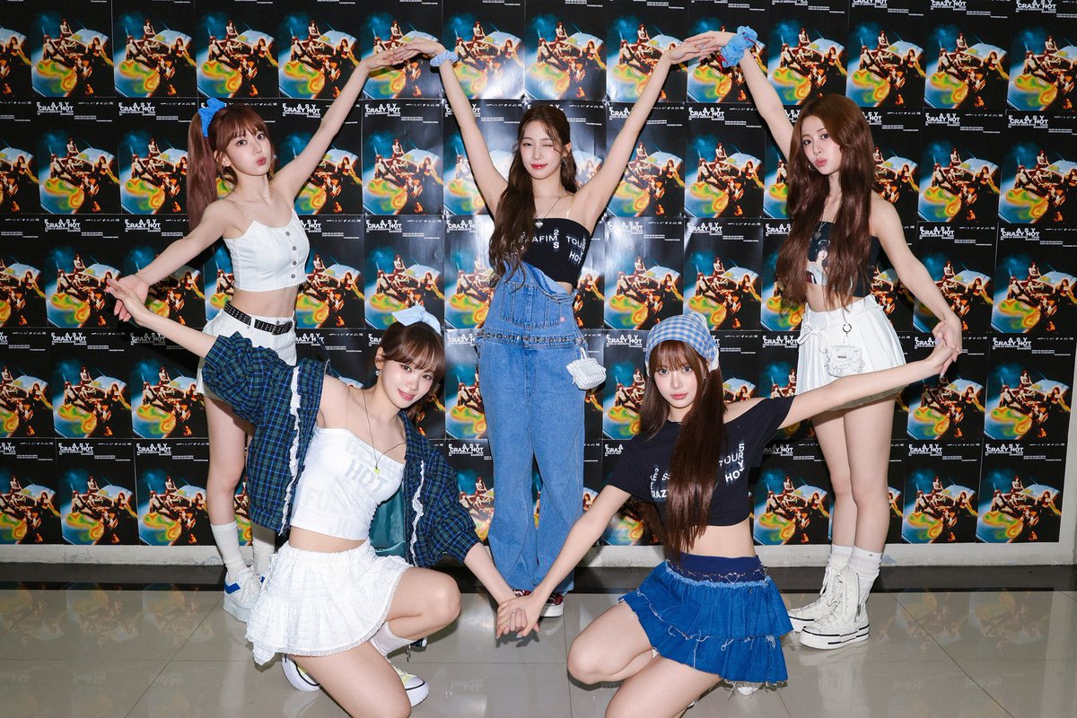 เห้ยยย เไปคอนปท.อื่นฟิมมี่ถ่ายยืนเรียงหน้ากระดานปกติ แต่ที่ไทยทำรูปหัวใจด้วยแก😭 exclusive เฉพาะที่ไทยมากกกกก รักพวกก้อนมากกก🥹🥹🩵🩵🩵🩵🩵