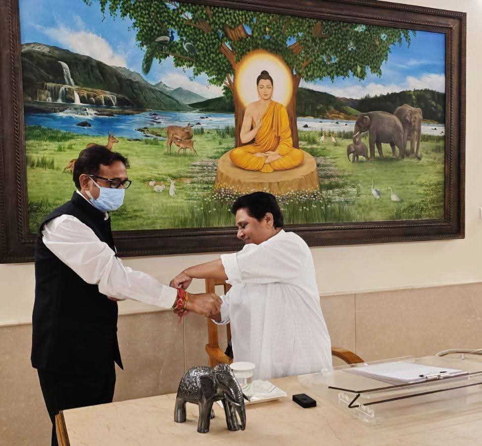 रक्षाबंधन के अवसर पर बहिन जी से राखी बंधवाने पहुंचे बसपा विधायक उमाशंकर सिंह