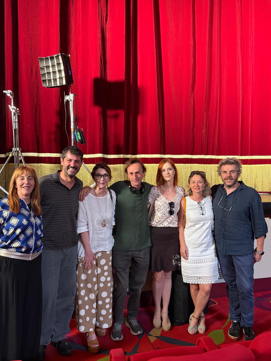 Bashkëprodhimi më i ri kinematografik italo 🇮🇹 - shqiptaro 🇦🇱 – spanjoll 🇪🇸 do të sjellë shpejt në skenë filmin “E’ andata così!”, me regji të Gianni Zanasi.
Ishte shumë i bukur takimi me ekipin e producentëve, regjizorin, aktorët dhe mjeshtrit e teknikës, në ditën e fundit të