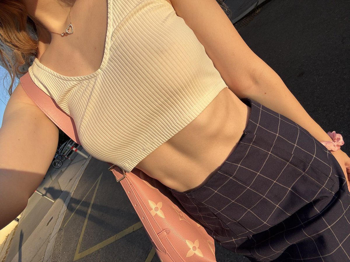 Die Sonnenstrahlen glänzen auf meiner Haut wie dein Geld in meinen Augen