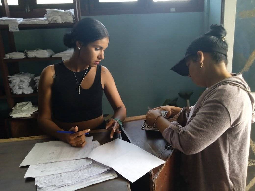 MincinCuba's tweet photo. Ya se comercializa en #LasTunas el uniforme escolar para el curso 2025 -2026.

#ComercioCuba #ComercioDelPueblo https://t.co/vxgrEc7R24