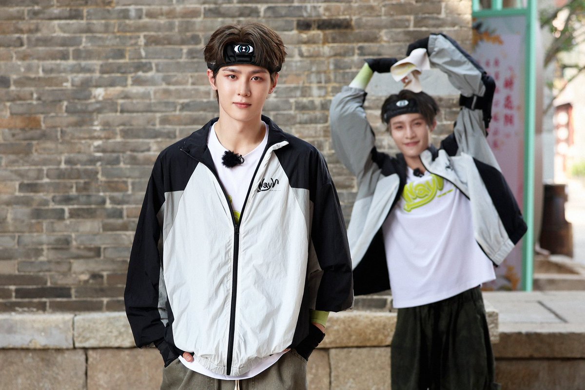 애기 뒤에서 애교부려🥹🥰