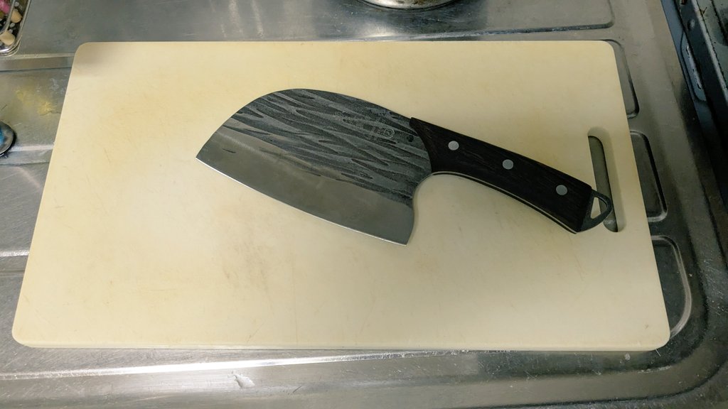 今日届いたブッチャーナイフで何か作ろうと思う