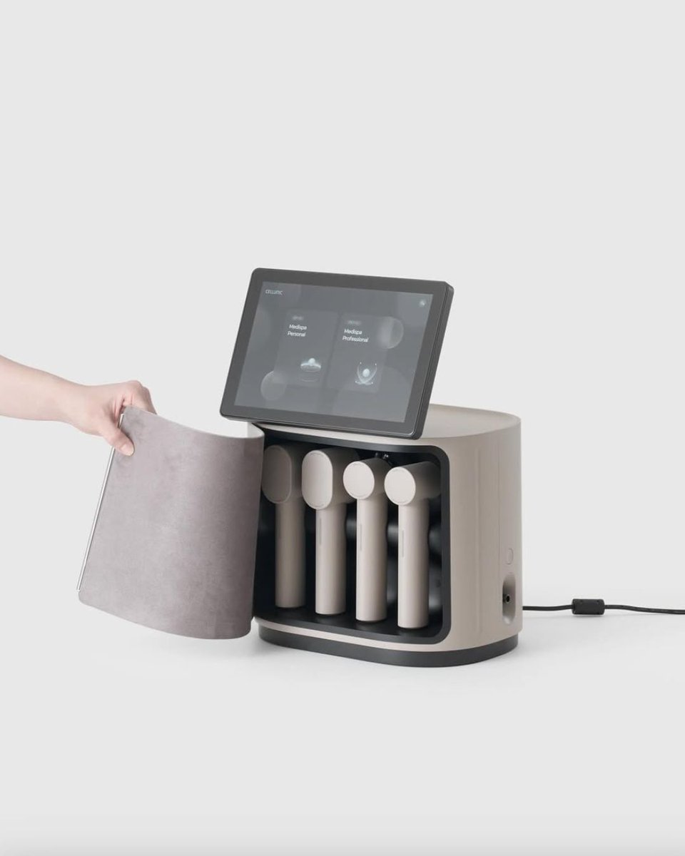This skincare equipment features a PU-coated magnetic fabric cover that prevents contamination and softens the overall appearance.

Cellunic Medispa Pro by Jiyoun Kim Studio x Ceragem

#designwanted #design #industrialdesign