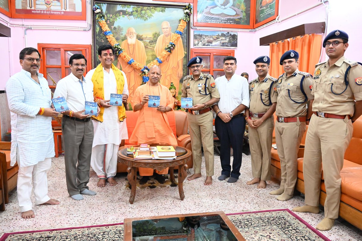 एडीजी गोरखपुर जोन मुथा अशोक जैन द्वारा आज माननीय मुख्यमंत्री उत्तर प्रदेश श्री योगी आदित्यनाथ जी को स्वलिखित पुस्तक "River of Thought - I" की प्रति भेंट की गई।