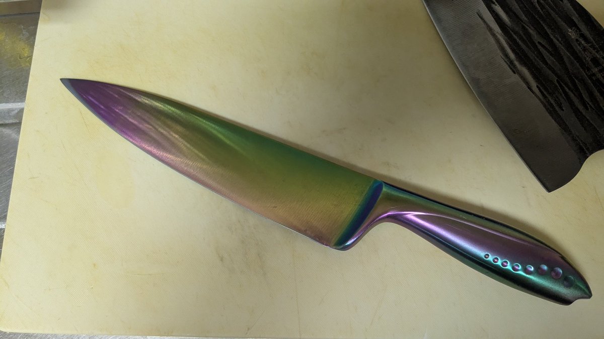 ちなみにこれは買ったきり一度も使ってないゲーミング包丁。取っ手が錆びてきました😭
