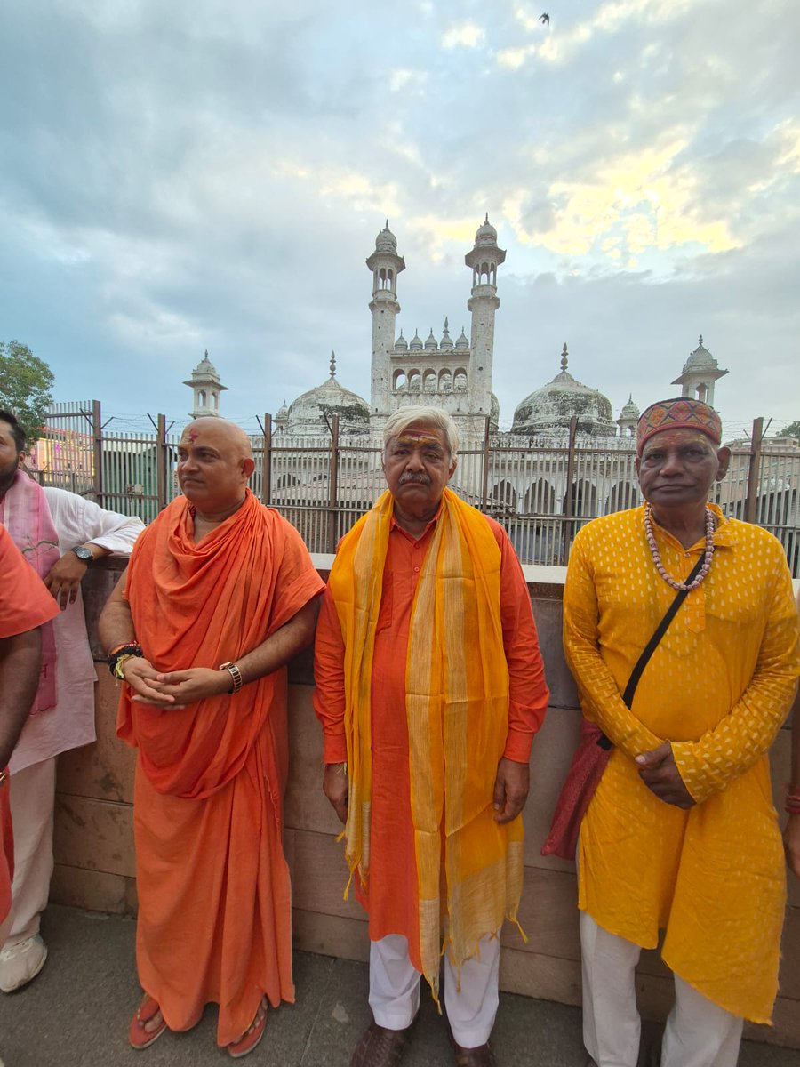 पहले चित्र में श्री काशी विश्वनाथ मंदिर है। 
दूसरे चित्र में औरंगजेब द्वारा श्री #काशी विश्वनाथ #मंदिर तोड़कर बनाई गई #मस्जिद है। इसका केस कोर्ट में लंबित है। हमे विश्वास है हम यह केस जीतेंगे और वहां पुनः श्री काशी विश्वनाथ मंदिर होगा। 
हर हर #महादेव 🚩🚩

<a href="/VHPDigital/">Vishva Hindu Parishad -VHP</a>