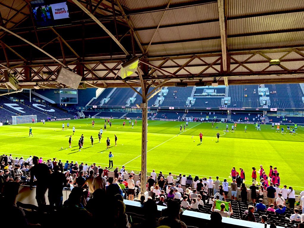 Ff naar een wereldkampioen kijken op Craven Cottage. En dat vanaf de Johnny Haynes Stand.
En dan morgen ook nog eens met de jongste naar Wembley, best wel gaaf om te doen zeg ik