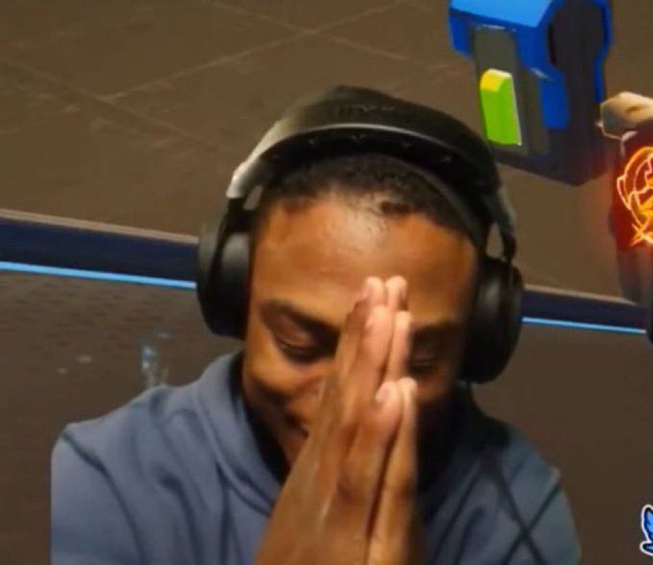 cuando mi amigo m estaba mostrando el chat con su novia se pasó y vi un “soy tu putito”