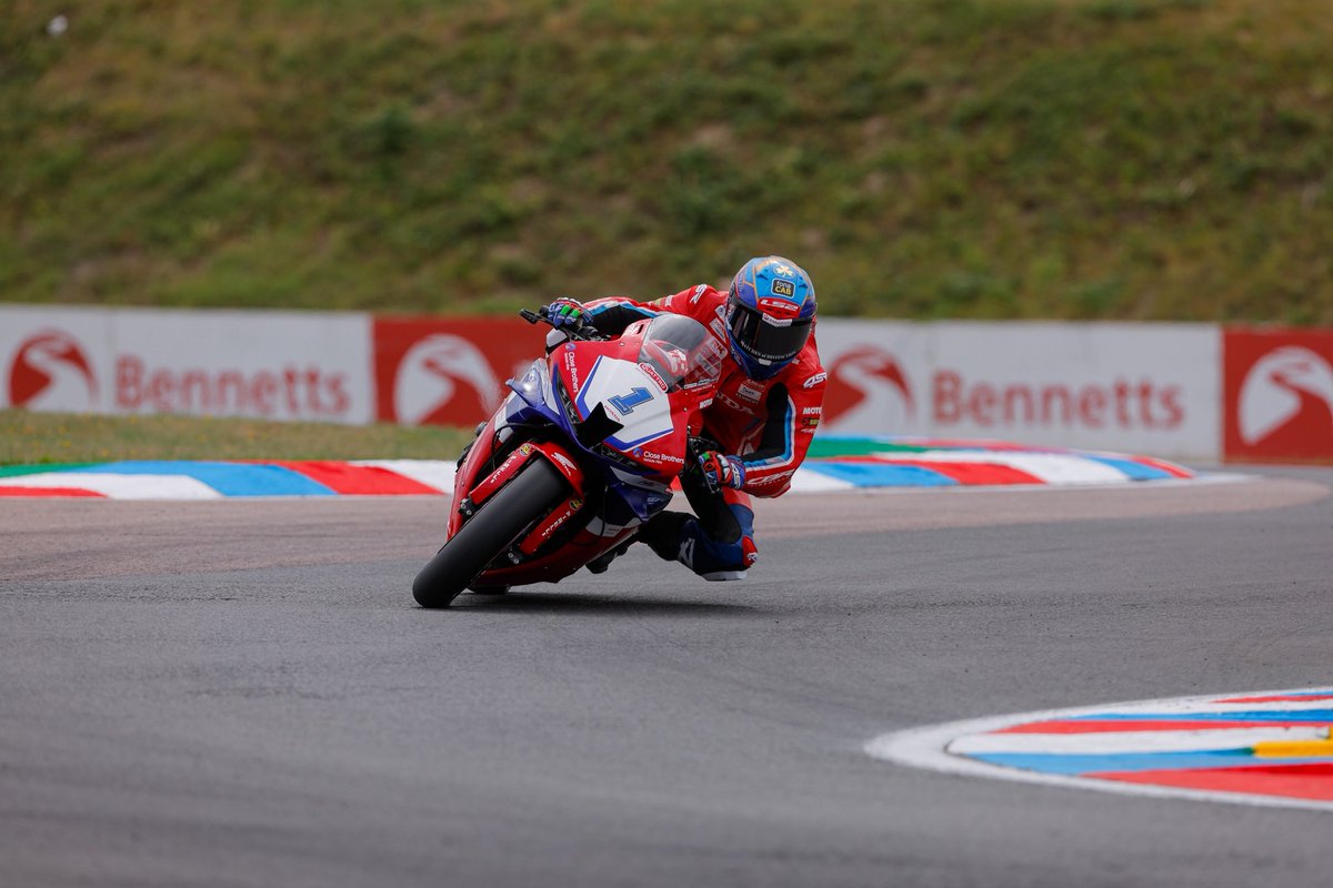 Qualifying for Supersport at <a href="/thruxtonracing/">Thruxton Circuit</a> is complete…

<a href="/deanharrisonTT/">Dean Harrison</a> - P4, 1m 16.954s
<a href="/JackKennedy14/">Jack Kennedy ☘️</a> - P6, 1m 17.023s

#HondaRacing #CBR600RR