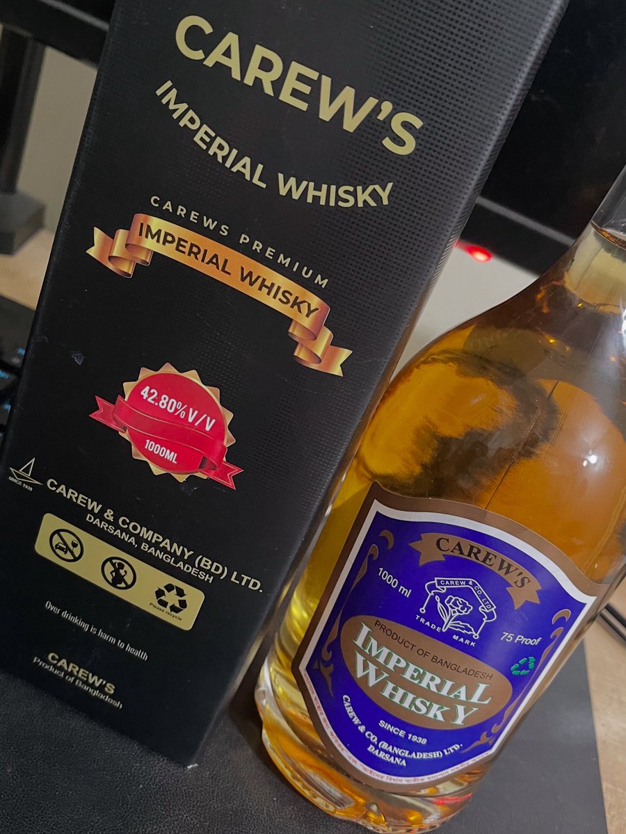base___88's tweet photo. ローカルウイスキー🥃
国外ではほとんど出回らないやつ！
最近２日で開けてしまう
もぉ少し控えやんとなーと思いながらも
今日も飲み屋へ行ってきます
#バングラデシュ #ウイスキー #バー https://t.co/OQayiKqQ6j