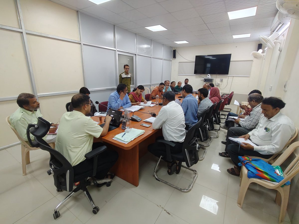 @Dausa
*1200 से अधिक मतदाता वाले मतदान केंद्र का पुनर्गठन/ सुव्यवस्थिकरण एवम् विशेष गहन पुनरीक्षण कार्यक्रम और मतदान केंद्र हेतु  BLA - 2 की नियुक्ति के सम्बद्ध में राजनीतिक दलों के प्रतिनिधियों के साथ जिला स्तरीय आज दिनांक 07.08.2025 को कलेक्ट्रेट सभागार दौसा में बैठक आयोजित की