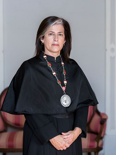 📢 MARIA BENEDITA URBANO – A JUÍZA DO TRIBUNAL CONSTITUCIONAL QUE DEFENDE O POVO! 🇵🇹🔥

Portugal precisa de saber o nome dela. Maria Benedita Urbano, Conselheira do Tribunal Constitucional, não se deixou dobrar pela pressão do politicamente correto nem pelo discurso ilusório das