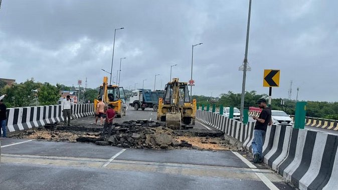 यूपी में अयोध्या लखनऊ हाईवे पर 6 महीने पहले 150 करोड़ रुपये की लागत से बने पुल का हाल…!!

लूटमार की असलियत धीरे-धीरे सामने आ रही है…#CAG ने अपनी रिपोर्ट में इन सारे भ्रष्टाचार का ज़िक्र किया था मगर सबके कान में तेल डाले बैठे हैं…