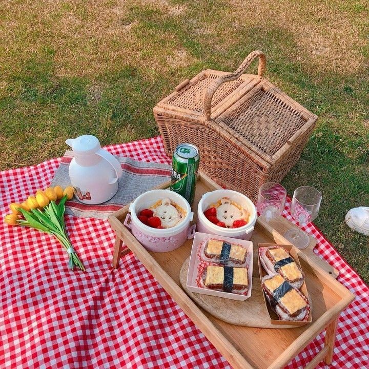cherysakk's tweet photo. making a speech plan for the new meeting and picnic https://t.co/X8FZZmdka9