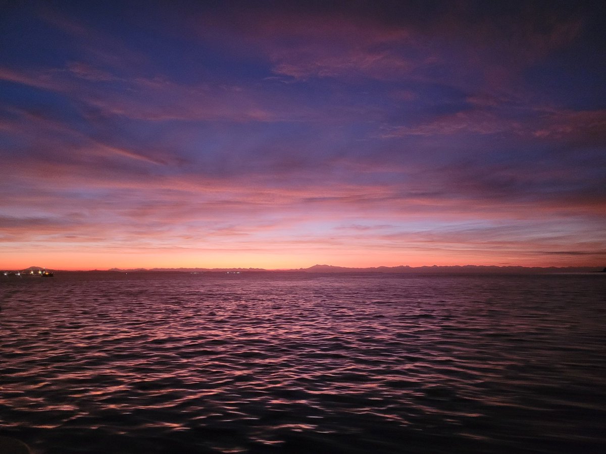 Lindo amanecer en nuestro Chiloé, Canal de Chacao.