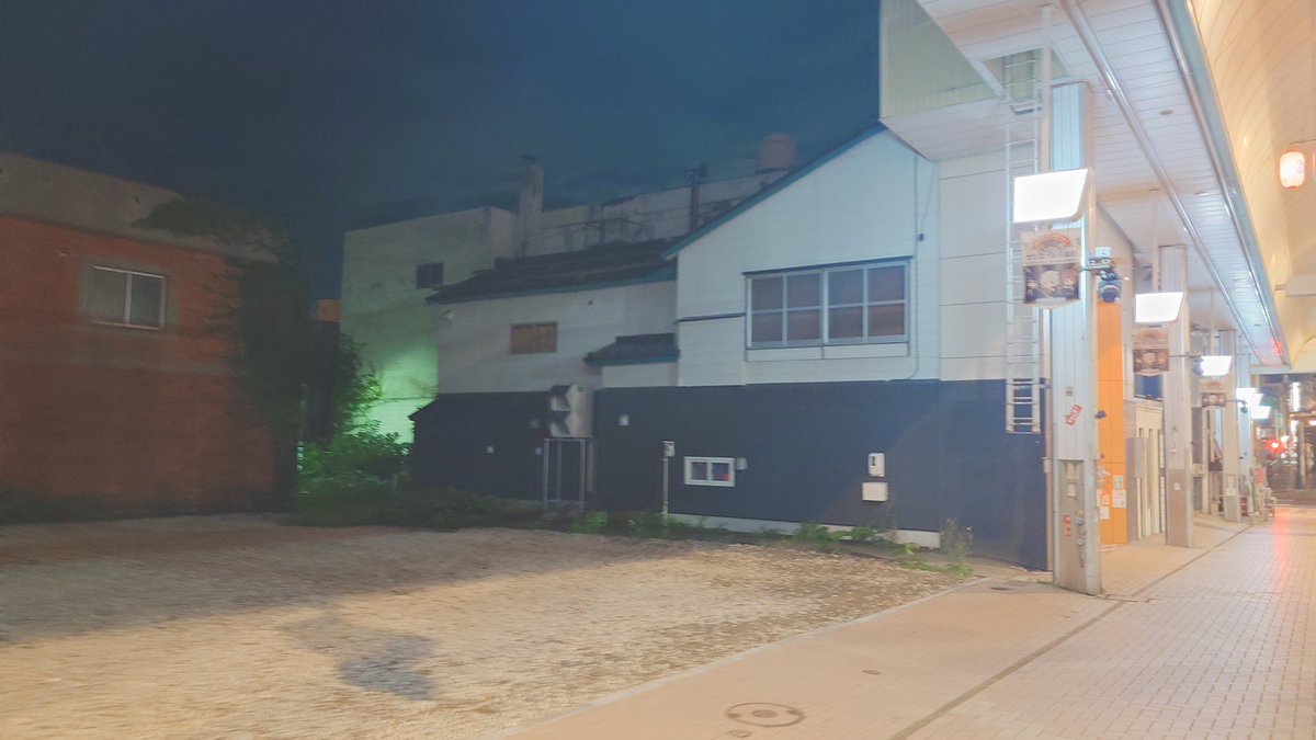 triple3man's tweet photo. シャッターすらないわが町の商店街 https://t.co/AUxhphcstq
