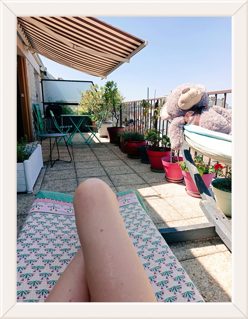 #partagetonciel...

Après-midi cool et relaxant en bonne compagnie...sous un beau ciel 💙 parisien...
On ne pense à rien.
On écoute de la musique..
On lâche prise...et on savoure...

Bel après-midi à vous...
Kiss 💋