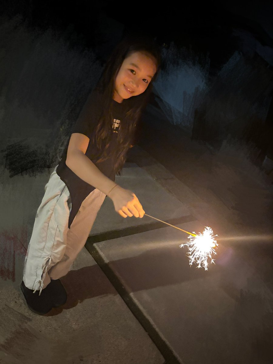 今日は、お家で花火したよ🎆🎇
途中で雨が降ってきちゃったけど、最後に線香花火できて嬉しかったです😊
今度またできたらいいなー💗💗💗
#異次元ポケットドール
#戸頃鈴々
#花火
#夏