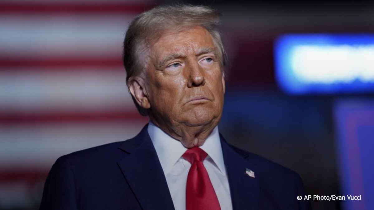 Отказ Зеленского от территориальных уступок может разозлить Трампа, который намерен добиться мирного соглашения, пишет The New York Times.

Газета подчеркивает, что Трамп уже критиковал Украину за то, что она цепляется за требования о прекращении огня:
vk.cc/cOquHr