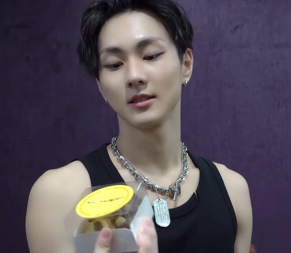 lowgold29's tweet photo. 어깨뼈 너무 예뻐서 악마날개자국 튀어나온거같애🥲💦 https://t.co/Lz7I9JMcuE
