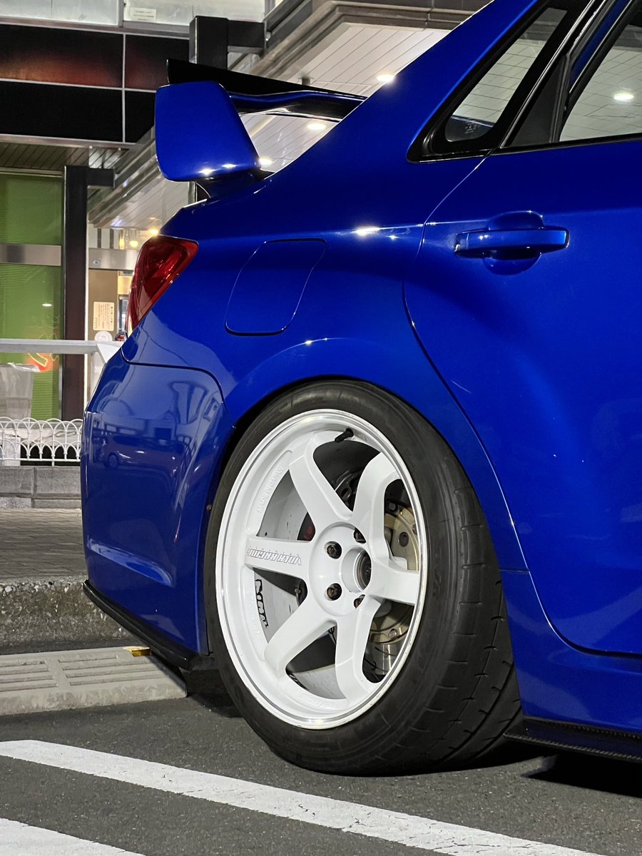 てなわけでローテーションついでに37RTに履き替え。純正ダッシュホワイト。