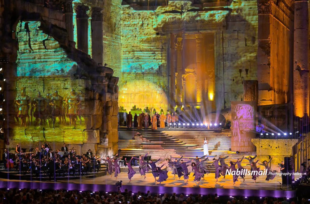 الثلاثي الرائع هبه واسامة وابراهيم  استضافوا القلعة بفنهم 
 مشاهد الحياة في ليلة سحرت بعلبك وأضاءت حجارتها العتيقة… القلعة التاريخية، بشموخ أعمدتها وأسرارها الممتدة عبر القرون، لبست ثوب النور لتكون شاهدة على إبداع هبة طوجي بصوتها الآسر، وأوسامة الرحباني بعزفه وتوزيعاته الساحرة.