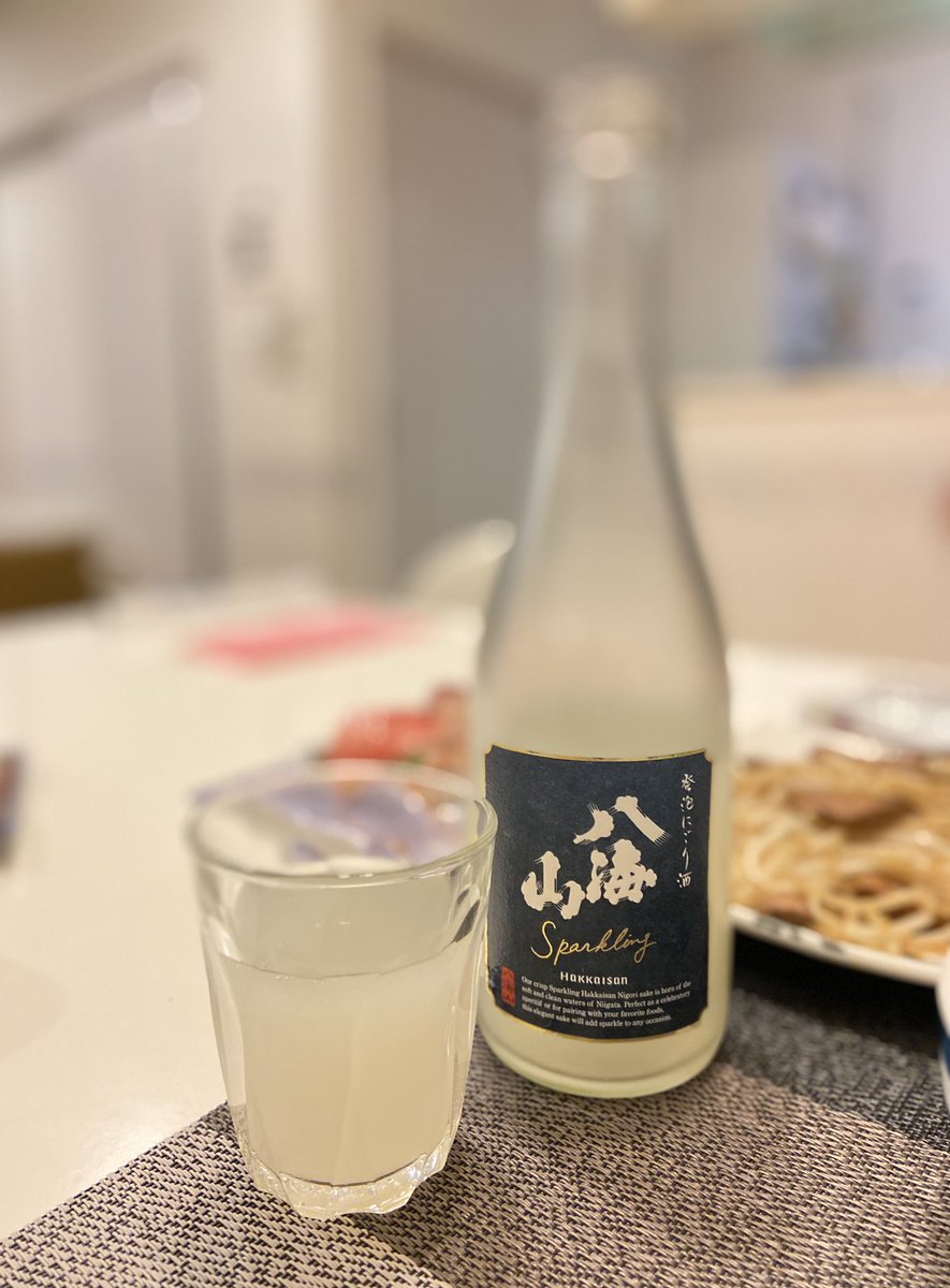 708mi's tweet photo. 今日も一日お疲れ様でした❣️

夏におすすめ発泡日本酒🍸

本日はあの #八海山 の発泡酒♡
濁りだけど甘くない、
しっかり日本酒なのに
辛口で飲みやすい💕

お刺身にピッタリ！
#晩酌  #発泡酒 #日本酒 #アヒージョ #刺身 https://t.co/2ZXAtNIbfS