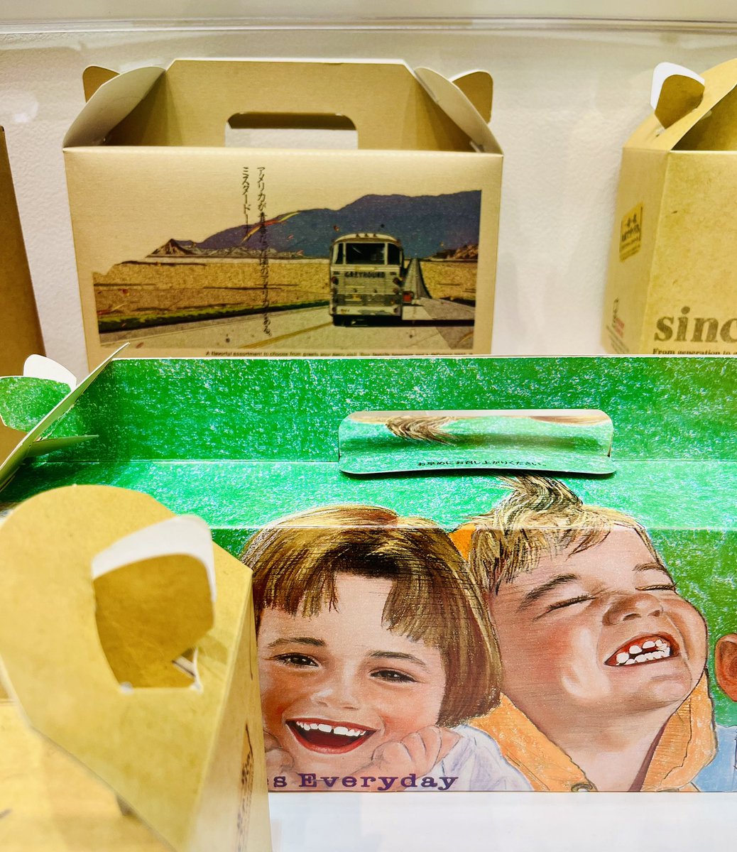 阪神百貨店のドーナツまつりでミスド55周年特別イベントやってて、歴代パッケージが見れた〜😍
ペーター佐藤のパッケージ大好きだったなぁ。。その前の鈴木英人の時のコピー「アメリカが青春だった頃のアメリカがある」も覚えてる…懐かしい😭
#パッケージデザイン