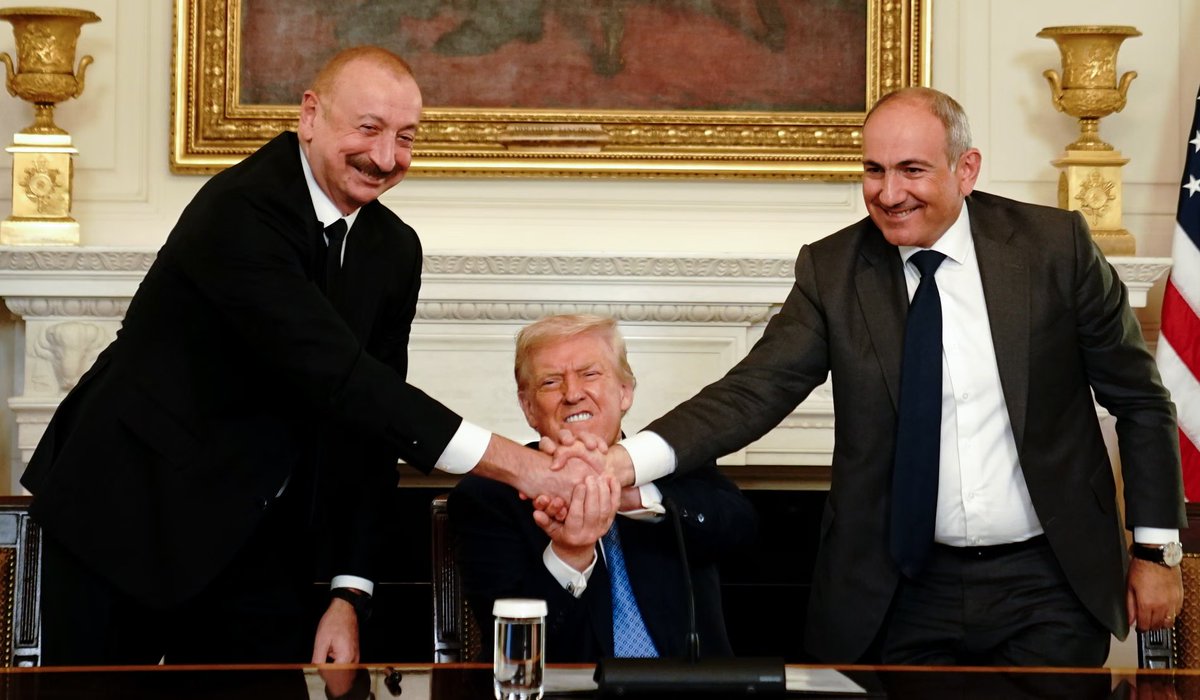 pakco_updates's tweet image. #Aug9
6. Leaders of #Azerbaijan &amp;amp; #Armenia agreed to sign an agreement that ends the ongoing #war between the 2, mediated by President #Trump. PM #ShehbazSharif thanked @POTUS for this and congratulated the 2 leaders, however because of #Baku, #Pakistan doesn't recognize Armenia.