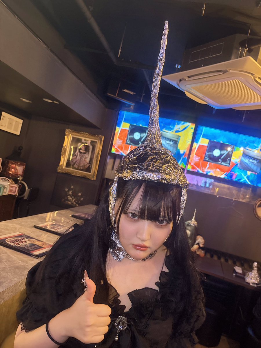 本日、メンバー全員で5G／EMF（電磁界）／RF（高周波）対策仕様の脳波盗聴防止シールドヘッドギアを着用しております。
本装備は、ミリ波（30〜300GHz）を含む広帯域電磁波の遮断、外部からのEEG（脳波）傍受防止、及び不要なRF信号干渉の低減を目的とした多層構造のシールド素材を採用しております。