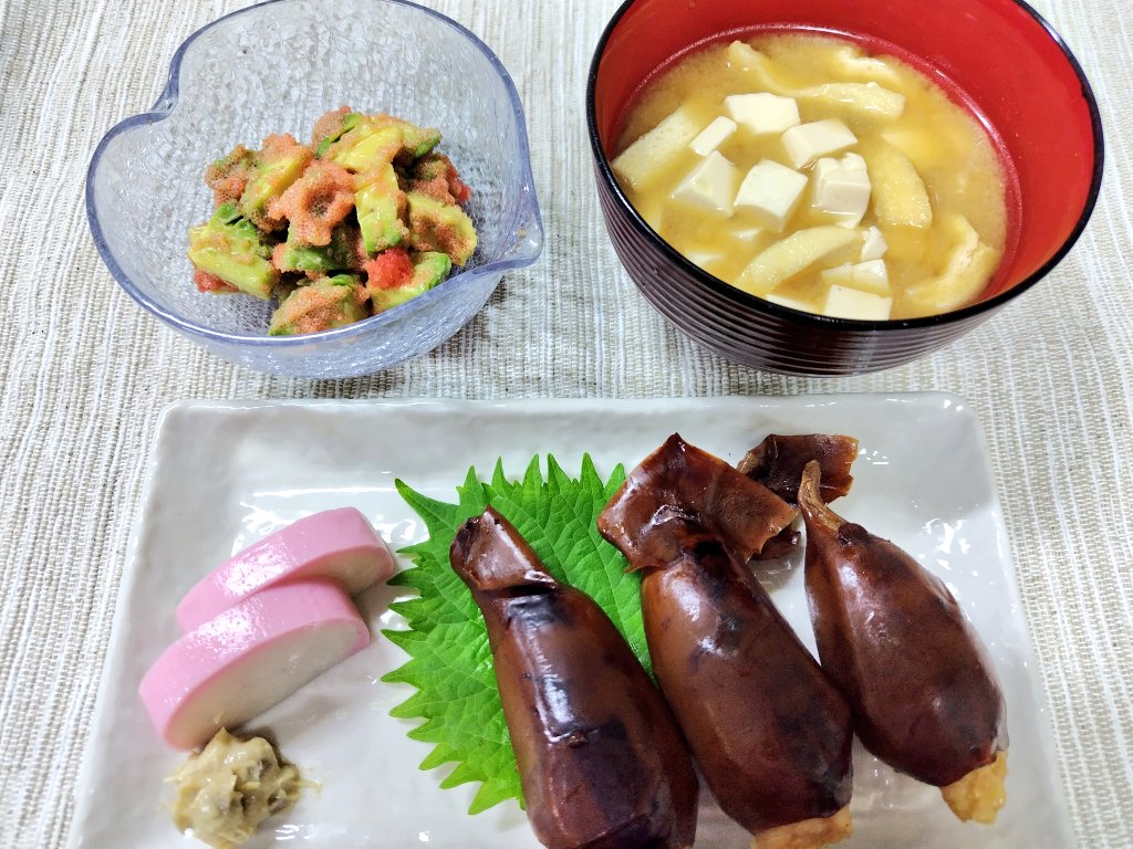 tomo_pue's tweet photo. お疲れ様です☺️

今夜は 
🌟美人いかめし
🌟アボカド🥑の明太マヨ和え
🌟美人味噌汁
🌟かまぼことわさび漬け
でした〜🥰

#ヱビスパック 
#極UMAMI美人
#はこだて美人醤油 
#KIZUNA #EGAO
#昆布出汁  #函館
#鈴廣  #小田原 #田丸屋 
#おうちごはん https://t.co/FB2uyYzsku